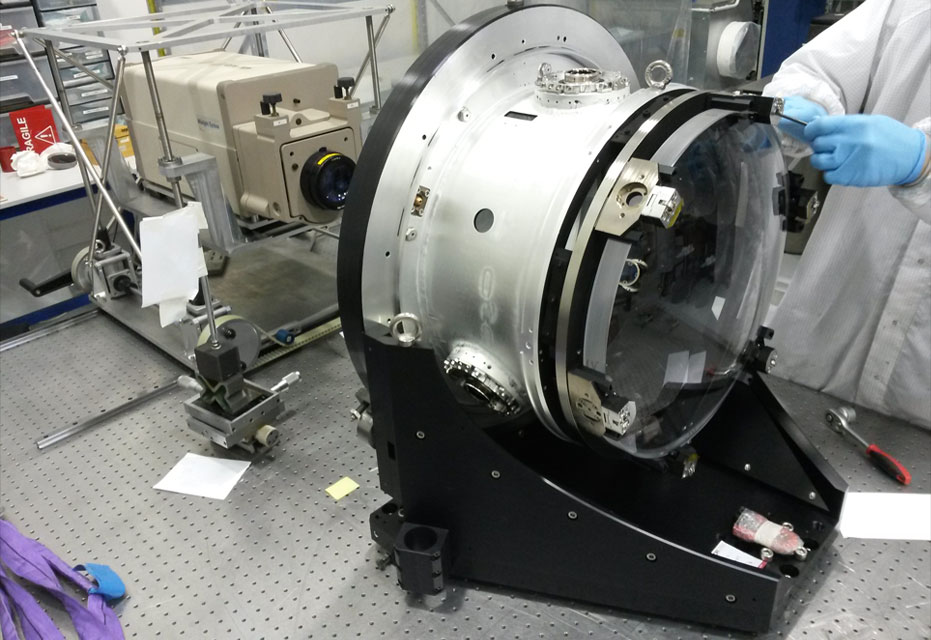 One of the PFS specto’s cameras being adjusted at WINLIGHT and made it in collaboration with the LAM (Marseille’s Laboratory of Astrophysics) for the SUBARU telescope in Hawaii