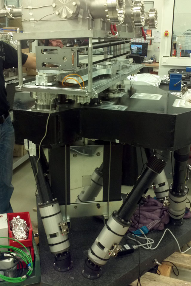 Synchrotron (ESRF) mirror delivered with its dynamic bender and its vacuum tank
